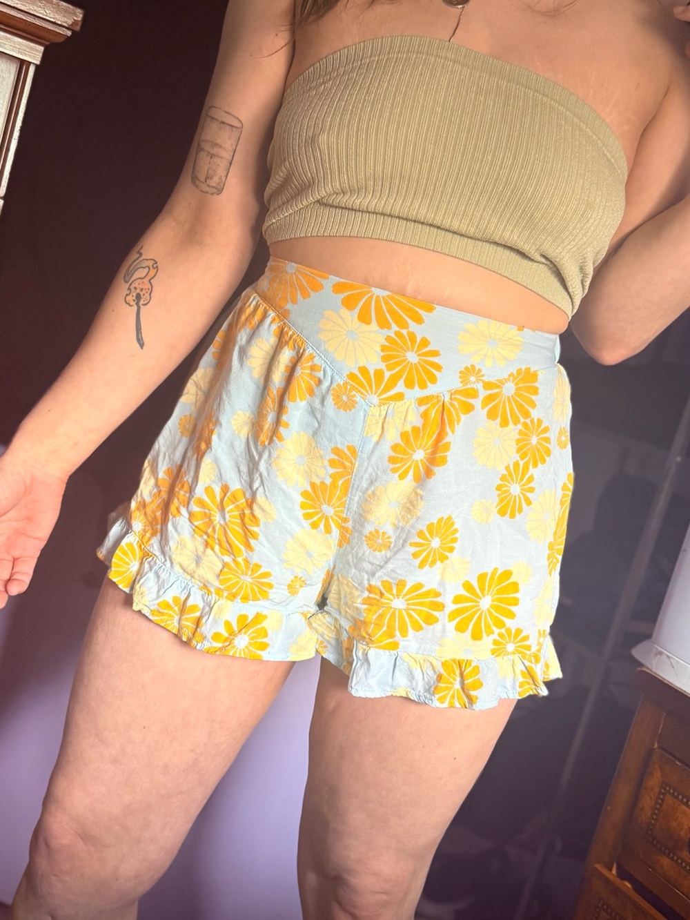 High-Waist Floral Ruffle Shorts - Yellow Daisy on Light Blue